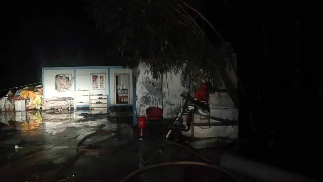 Manavgat'ta Palmiyeleri Tutuşturan Yıldırım Geceyi Aydınlattı! 2
